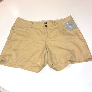 Athleta NWT khaki shorts size 10 six pockets 5” inseam.